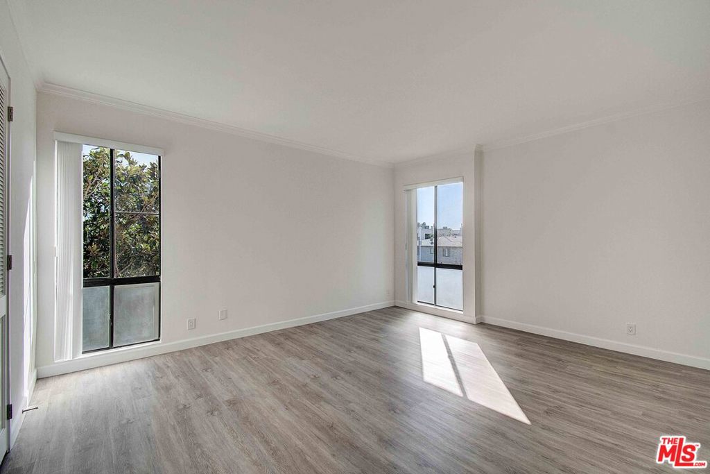 2324 S BEVERLY GLEN Unit: 201