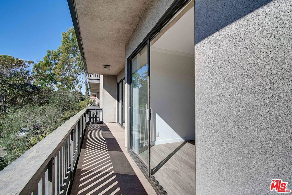 2324 S BEVERLY GLEN Unit: 201