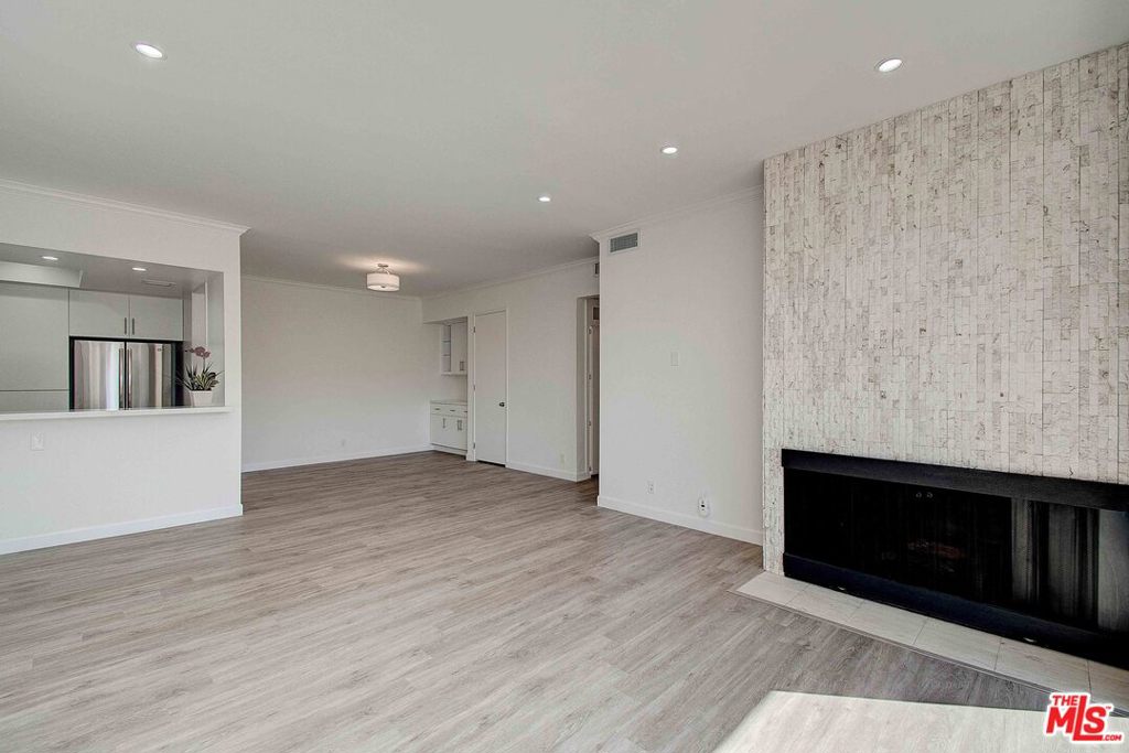2324 S BEVERLY GLEN Unit: 201