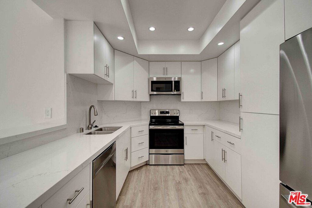 2324 S BEVERLY GLEN Unit: 201