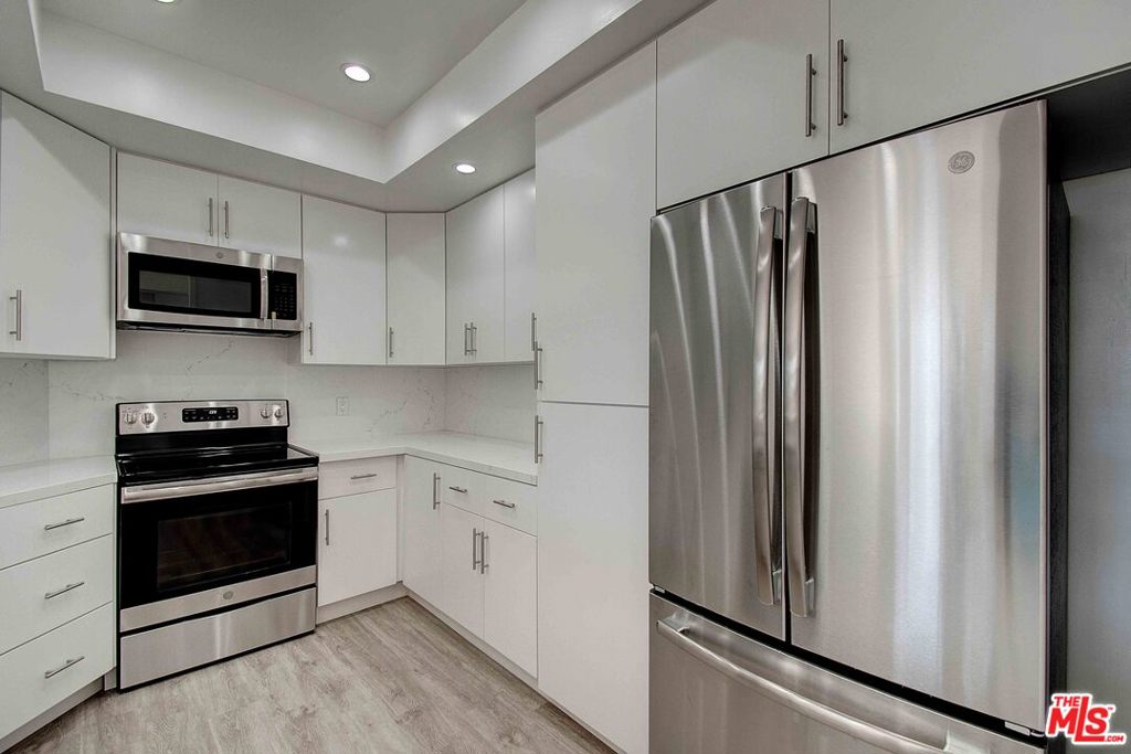 2324 S BEVERLY GLEN Unit: 201