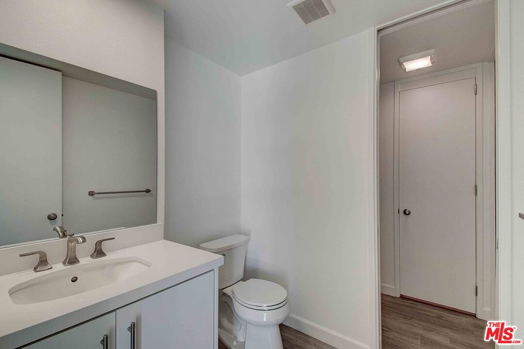 2324 S BEVERLY GLEN Unit: 201