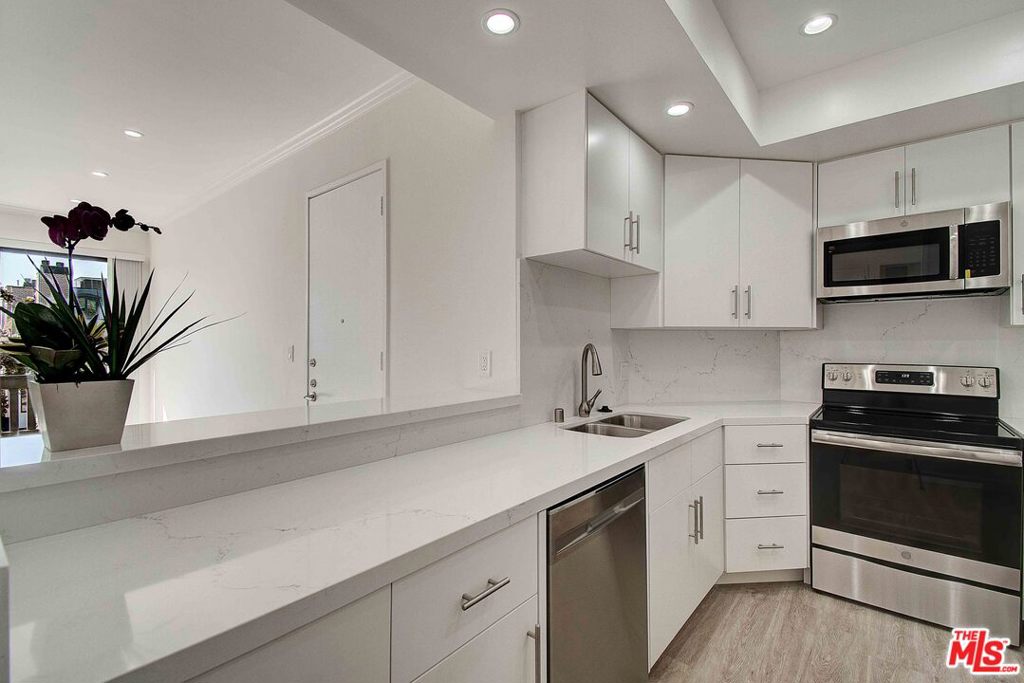 2324 S BEVERLY GLEN Unit: 201