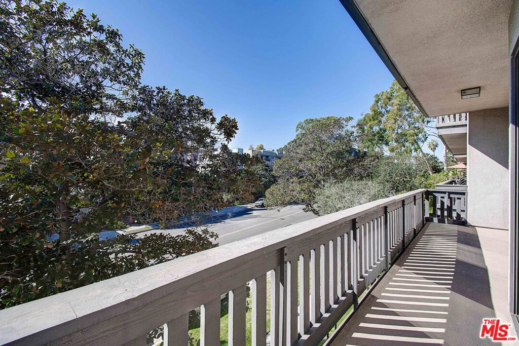 2324 S BEVERLY GLEN Unit: 201