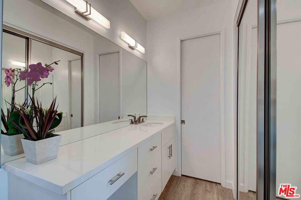 2324 S BEVERLY GLEN Unit: 201