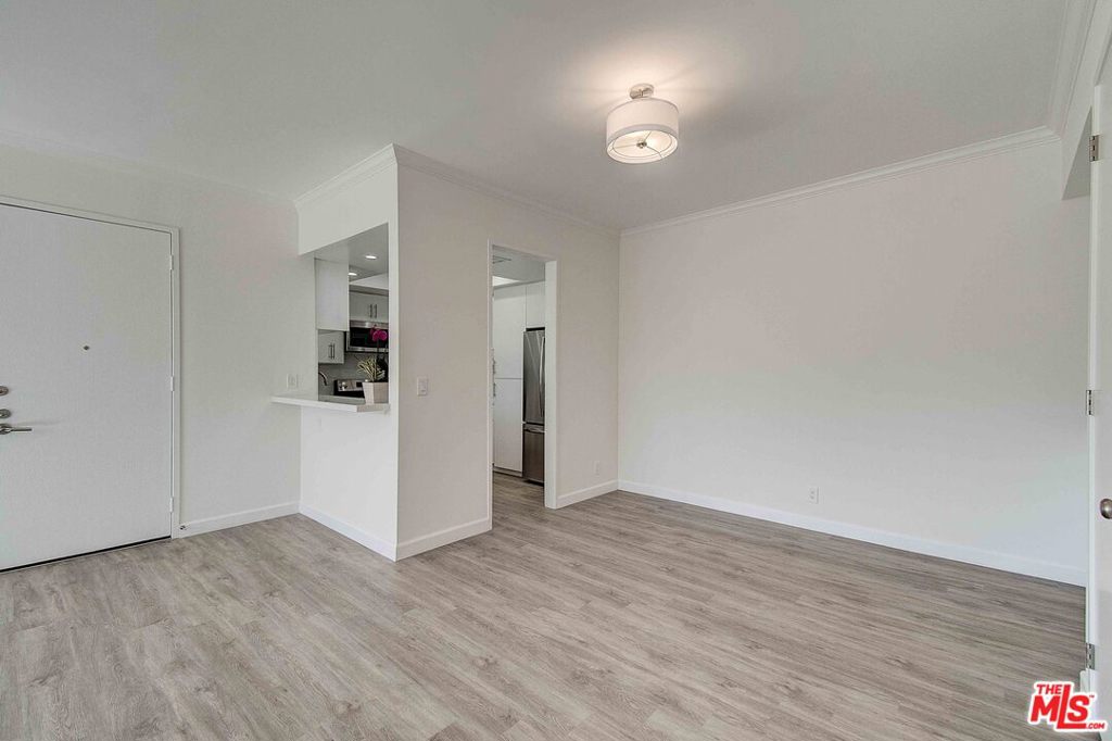 2324 S BEVERLY GLEN Unit: 201