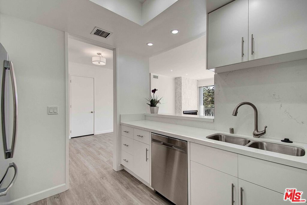 2324 S BEVERLY GLEN Unit: 201