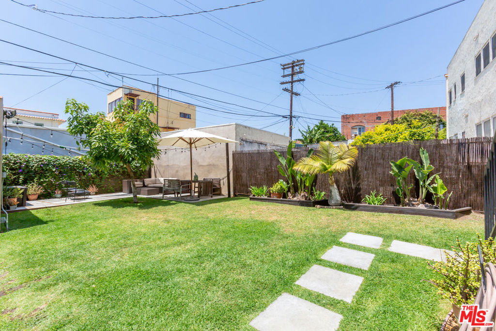 1925 S HARCOURT Avenue