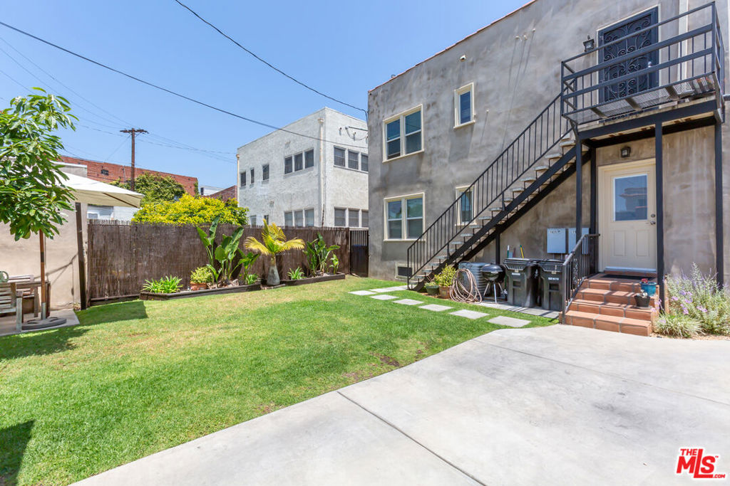 1925 S HARCOURT Avenue