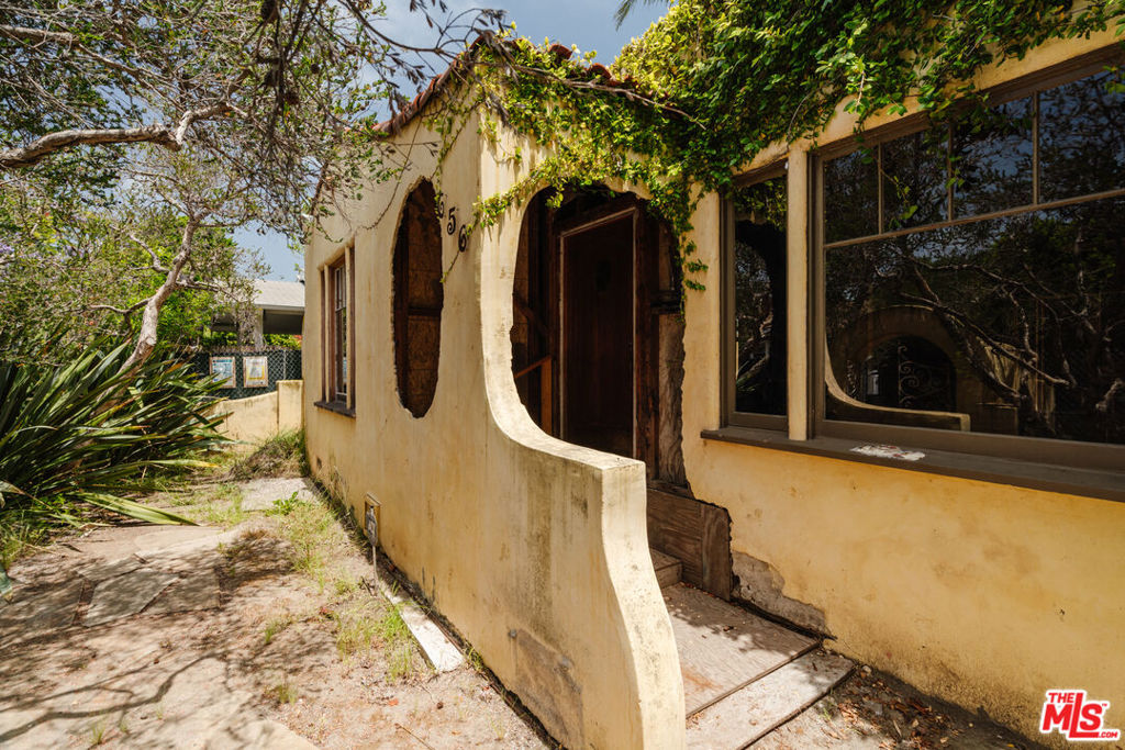 656 CRESTMOORE Place