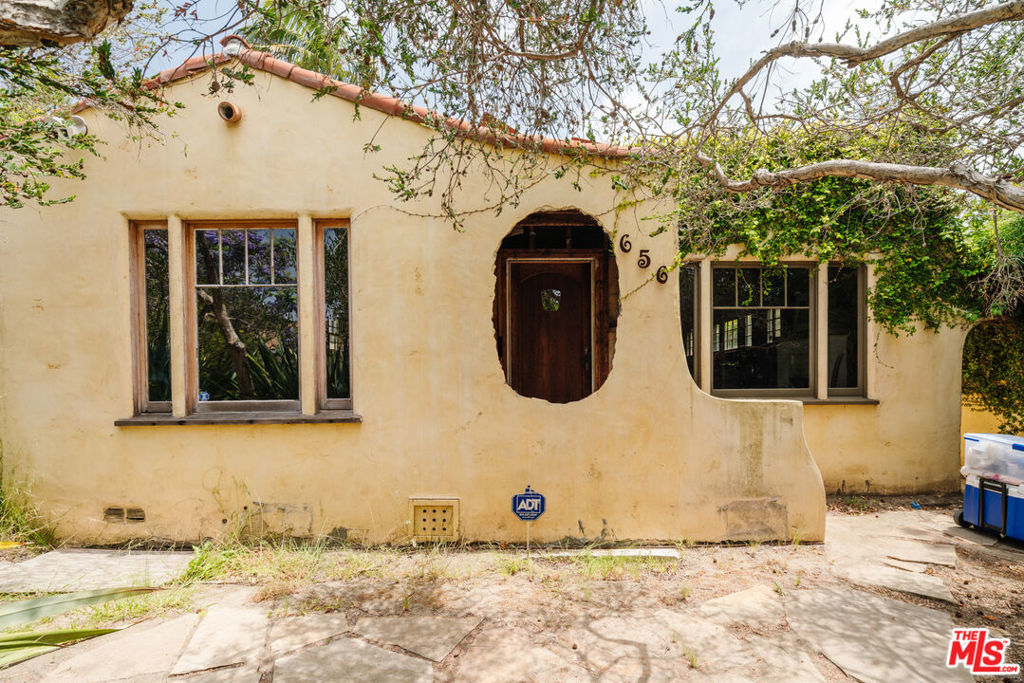 656 CRESTMOORE Place