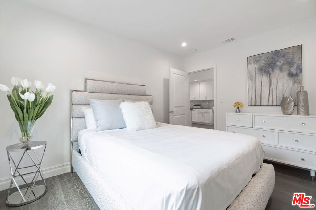 331 W 64th Place