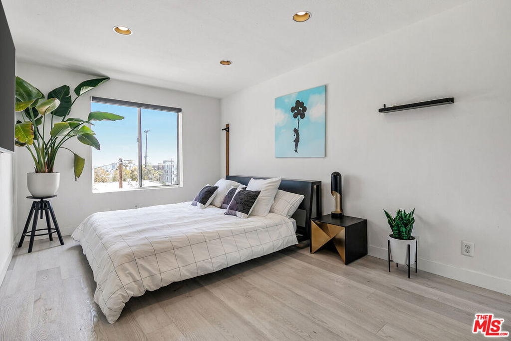 1250 S WESTGATE Avenue Unit: 302