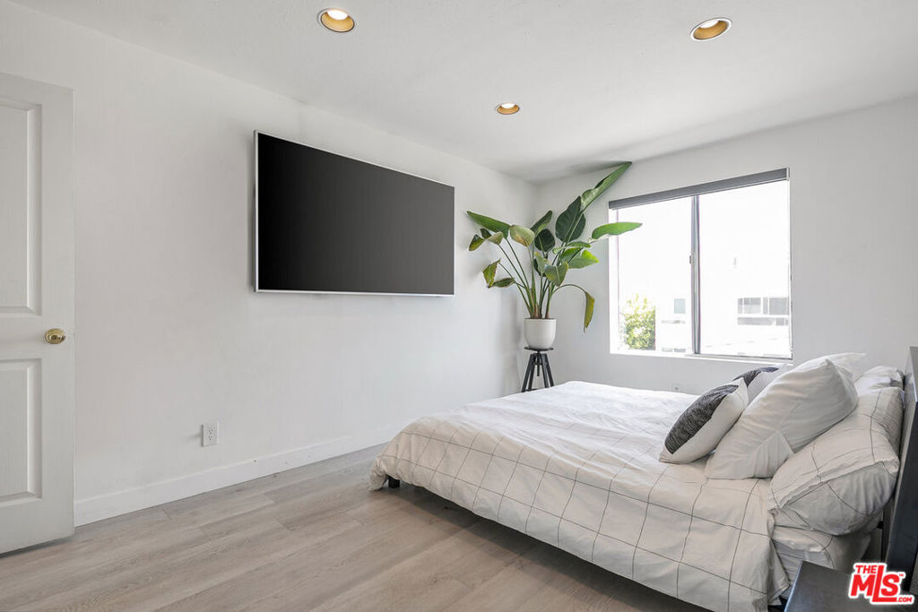 1250 S WESTGATE Avenue Unit: 302