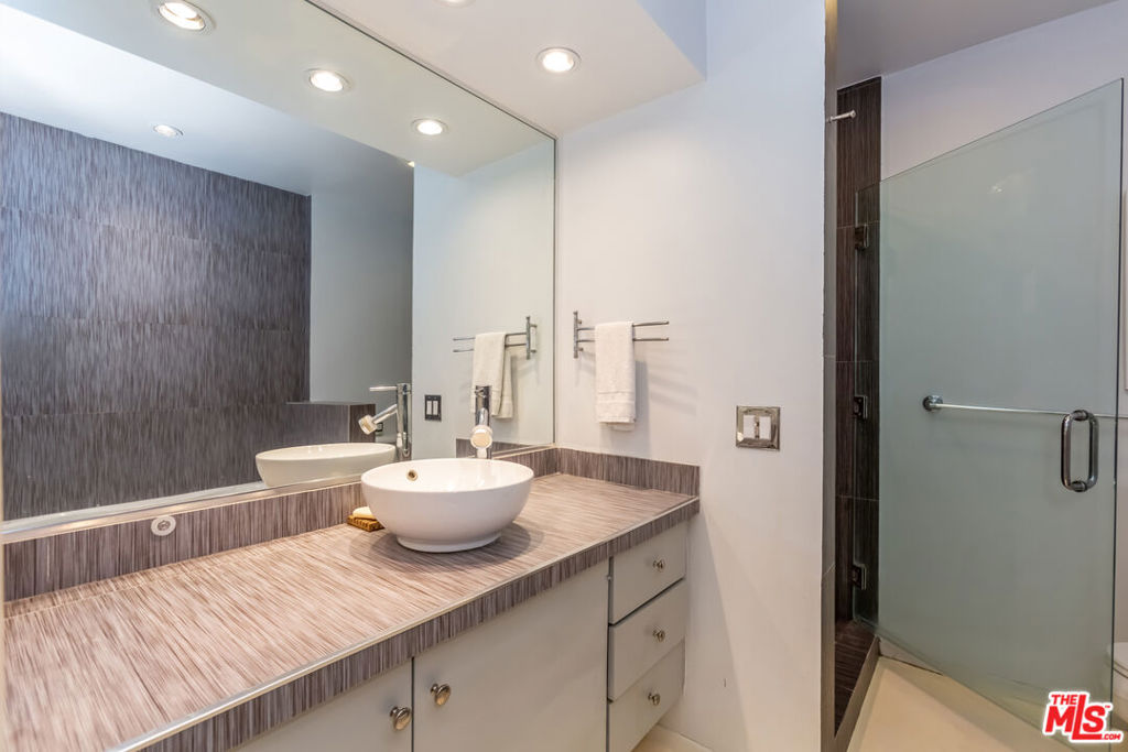 1015 N Kings Road Unit: 205