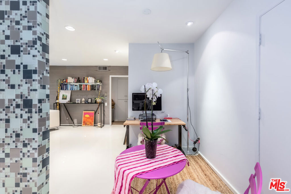 1015 N Kings Road Unit: 205