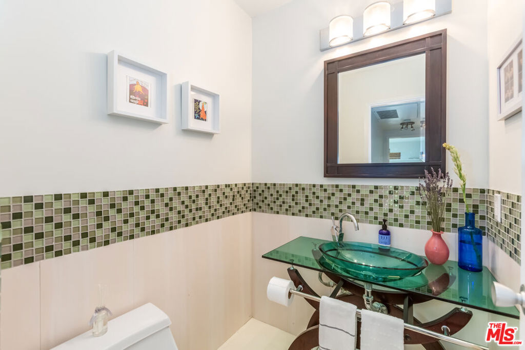 1015 N Kings Road Unit: 205