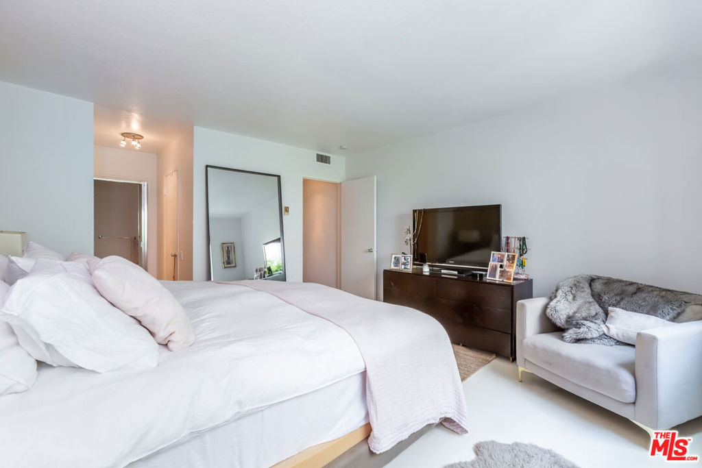 1015 N Kings Road Unit: 205