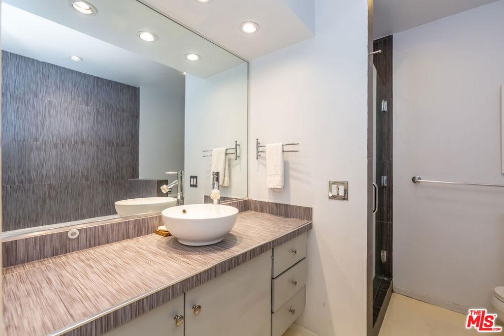 1015 N Kings Road Unit: 205