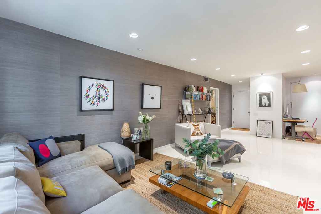 1015 N Kings Road Unit: 205