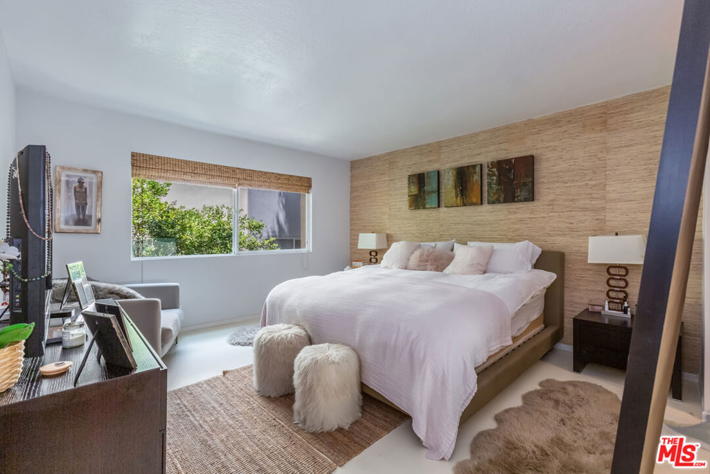 1015 N Kings Road Unit: 205