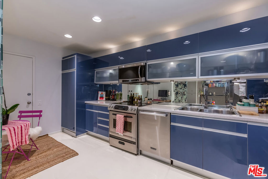 1015 N Kings Road Unit: 205