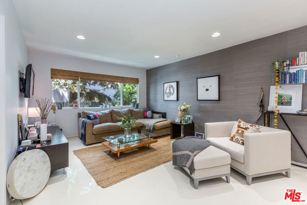 1015 N Kings Road Unit: 205