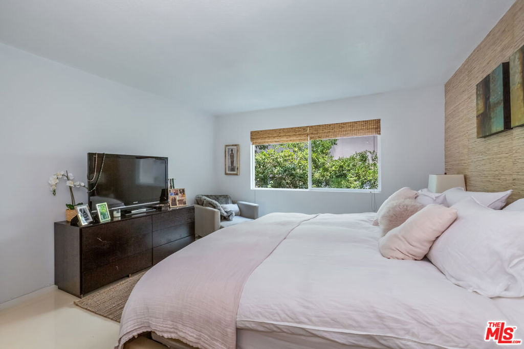 1015 N Kings Road Unit: 205