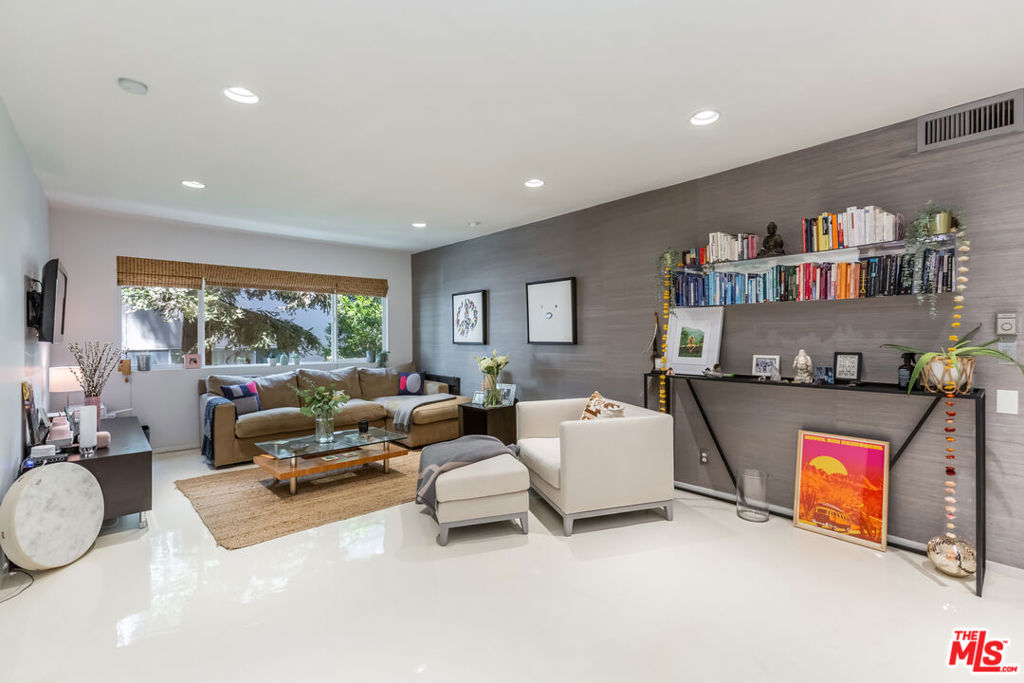 1015 N Kings Road Unit: 205