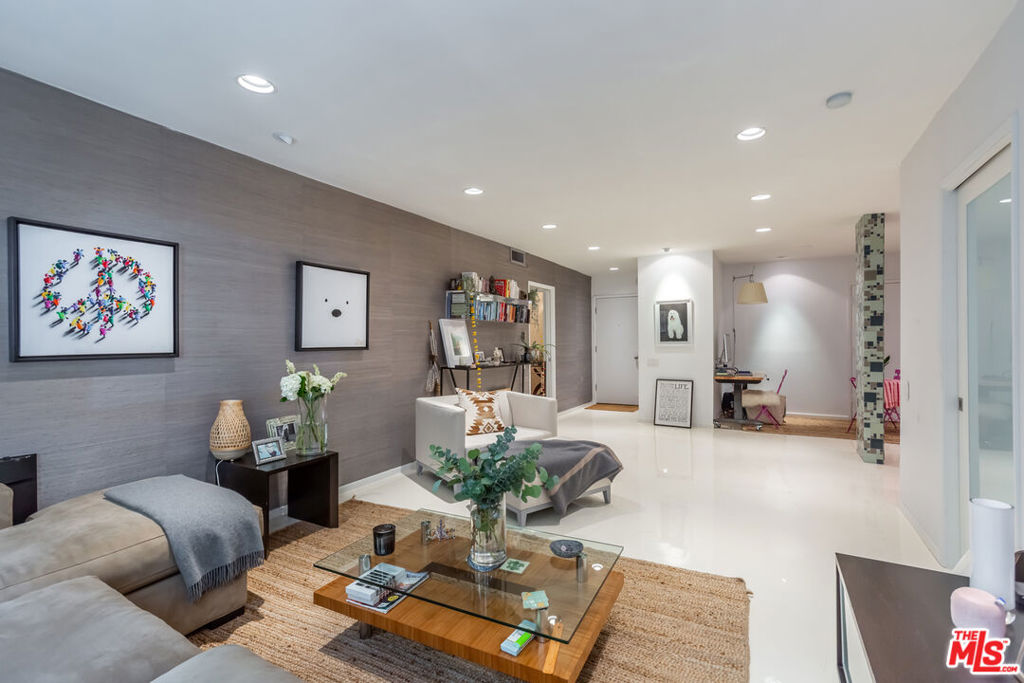 1015 N Kings Road Unit: 205