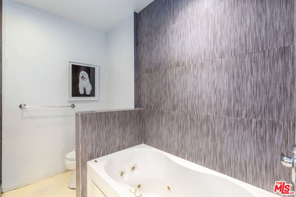 1015 N Kings Road Unit: 205