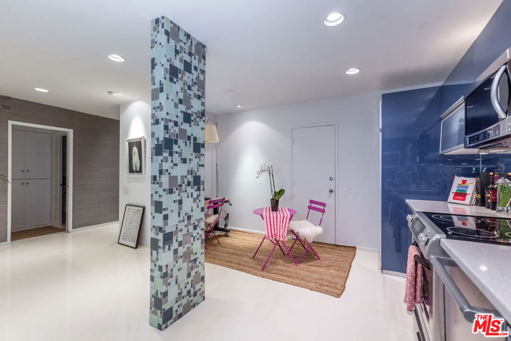 1015 N Kings Road Unit: 205