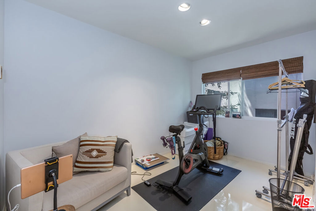 1015 N Kings Road Unit: 205