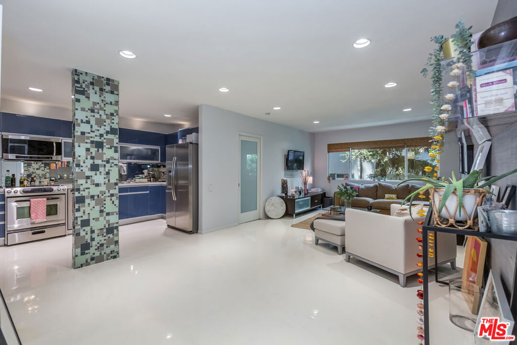 1015 N Kings Road Unit: 205