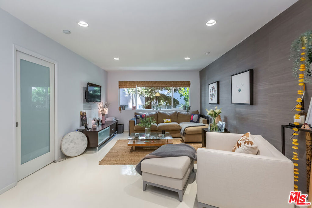 1015 N Kings Road Unit: 205