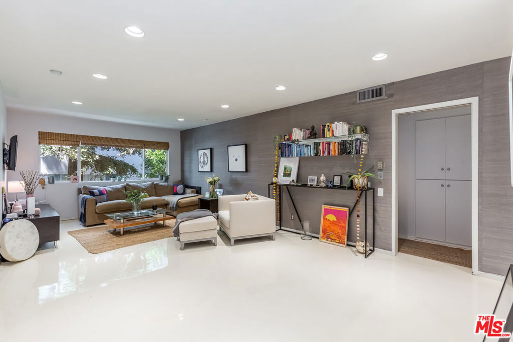 1015 N Kings Road Unit: 205