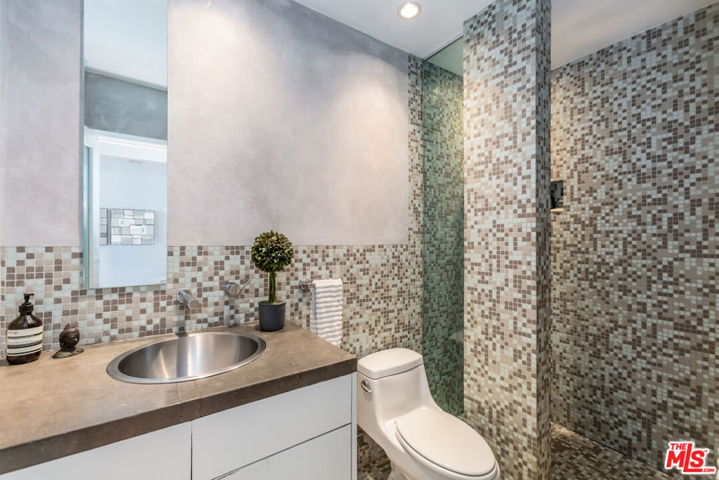 1010 N Kings Road Unit: 308