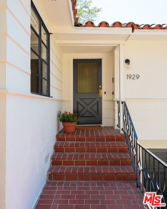 1929 Hollyvista Avenue