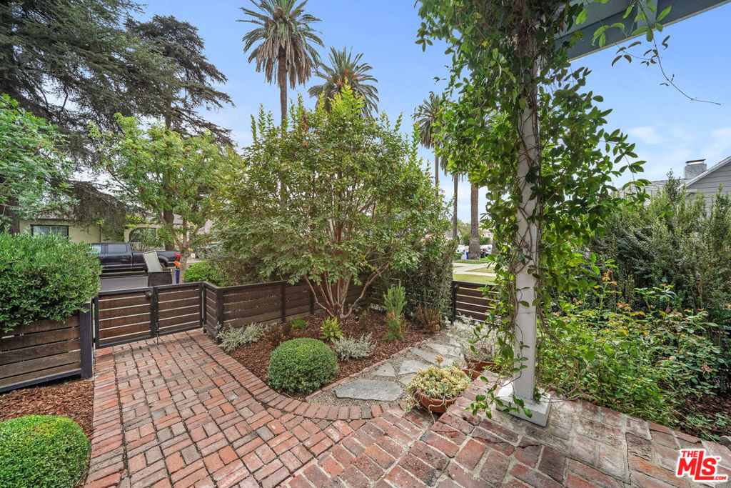 329 N Windsor Boulevard