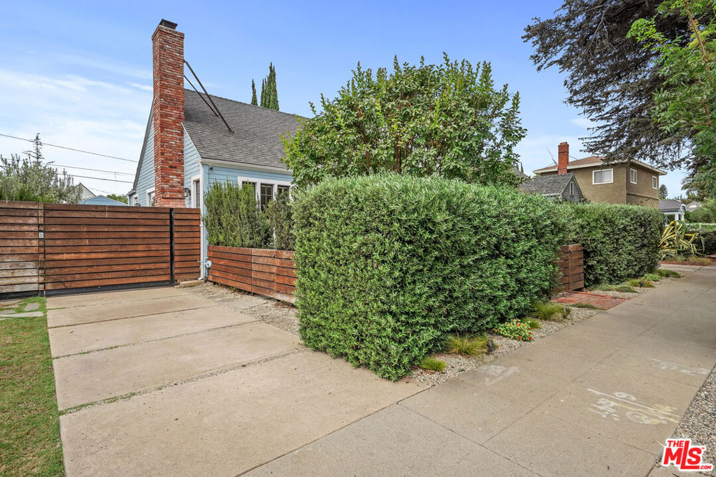 329 N Windsor Boulevard
