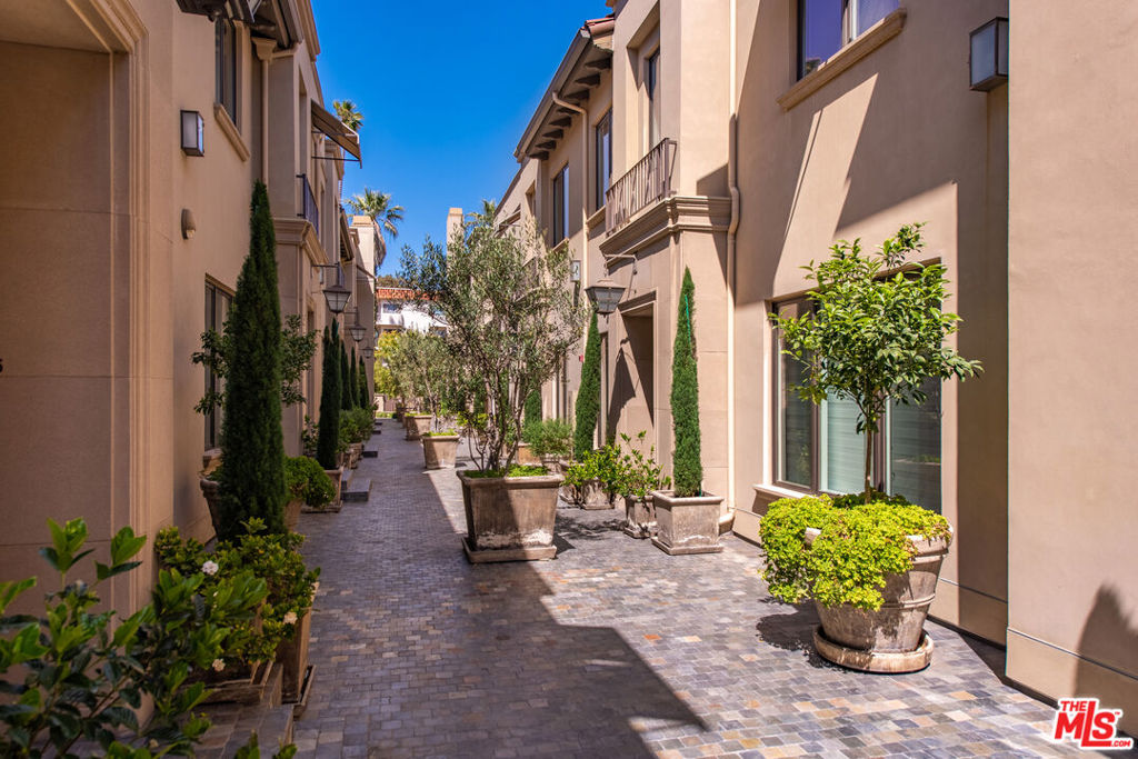 823 S Bundy Drive Unit: 112