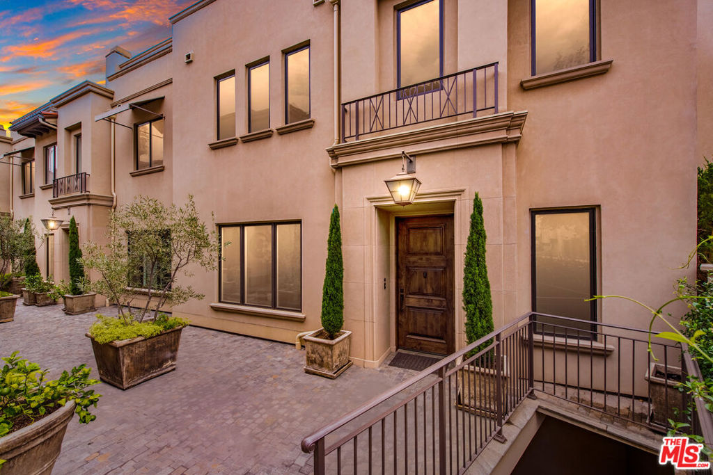 823 S Bundy Drive Unit: 112