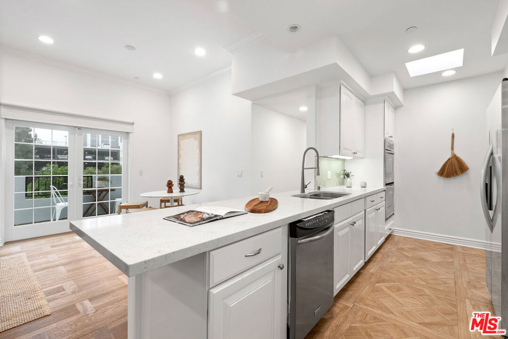 1135 Rexford Drive Unit: PH 404