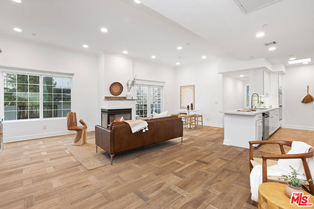 1135 Rexford Drive Unit: PH 404
