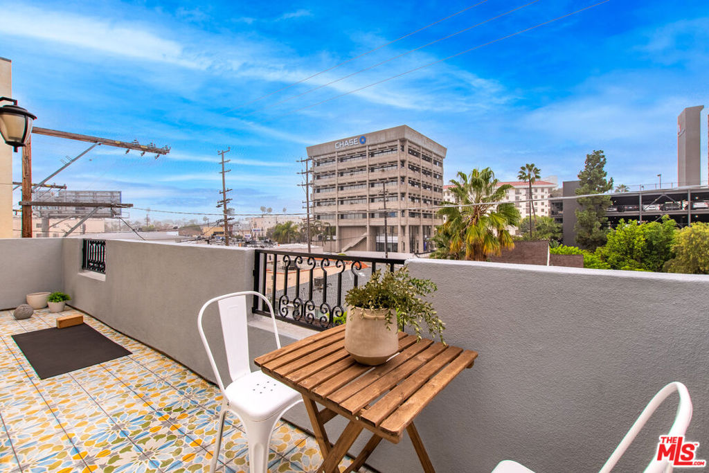 1135 Rexford Drive Unit: PH 404