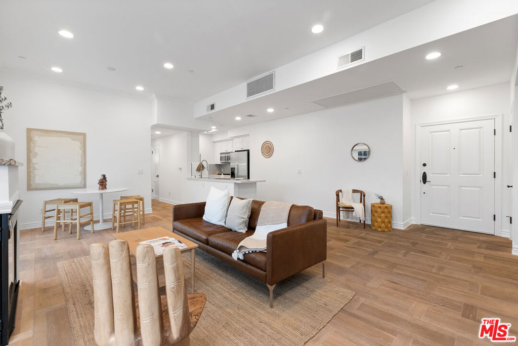 1135 Rexford Drive Unit: PH 404