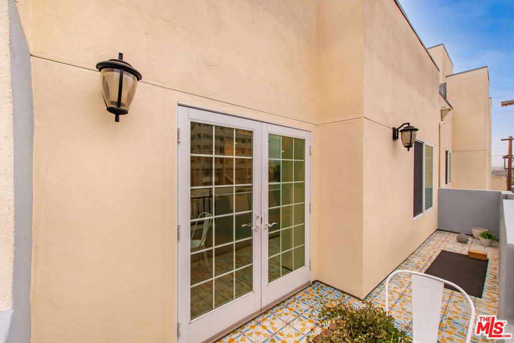 1135 Rexford Drive Unit: PH 404