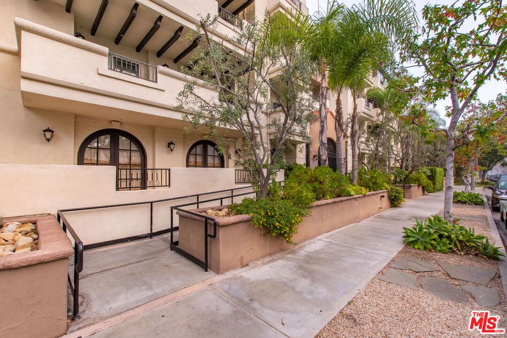 1135 Rexford Drive Unit: PH 404