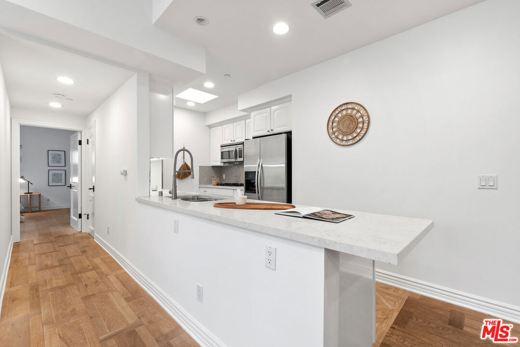 1135 Rexford Drive Unit: PH 404