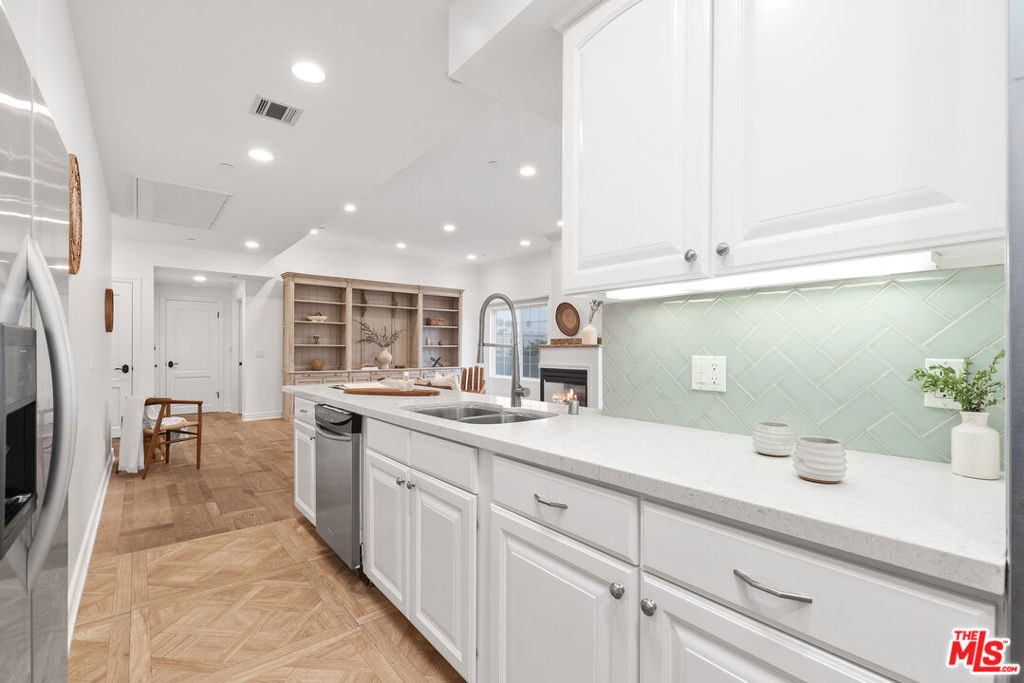 1135 Rexford Drive Unit: PH 404